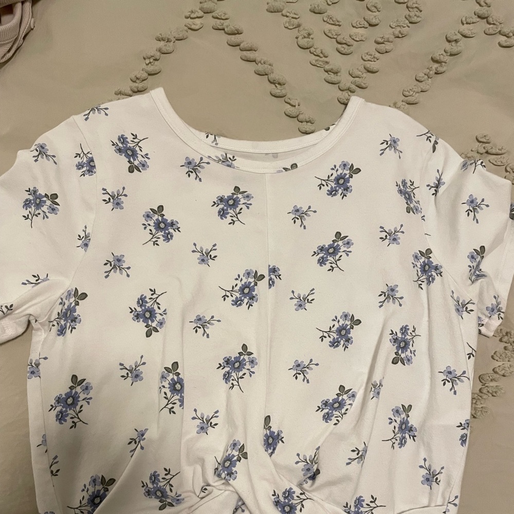 White flower Hollister baby tee